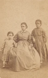 Carte-de-visite af en ung kvinde og to børn, 1864 - 1866.