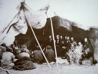 General William T. Sherman (1820-91) præsiderer ved traktaten om Fort Laramie med Chief Red Cloud, april 1868 (s/h foto)