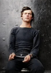 Lewis Powell med håndjern om håndleddene om bord på USS Saugus, 1865