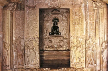 Indgang og alter, Parshvanatha tempel, Khajuraho gruppe af monumenter (UNESCOs verdensarvsliste