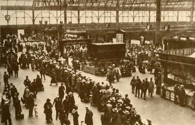 En kø af feriegæster, der venter på tog på Waterloo Station i London, 1930.