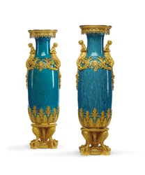 Par Louis XVI stil vaser, tredje fjerdedel af det nittende århundrede (ormolu-monteret porcelæn)