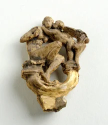 Maquette til en nøglebue med en amor, der hvisker til en siddende pige: tre skitser til den centrale gruppe (gips)