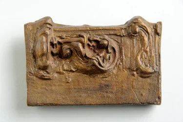 Maquette til et panel med en siddende figur (malet gips)