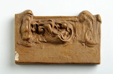 Maquette til et panel med en siddende figur (malet gips)