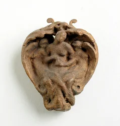 Maquette til et vedhæng med den døde Kristus understøttet af to engle (bronseret gips)