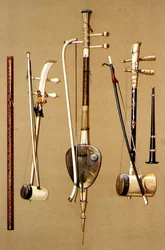 En khlui, tre so sam sai med buer og en pi, thailandske instrumenter fra "Musical Instruments" (farvelitografi)