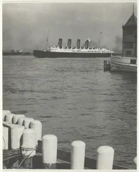 På vej ud, Mauretania, 1910, trykt 1918.