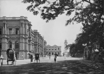 General Post Office med indgang til Queens House og Clock Tower i Distance, c1890, 1910