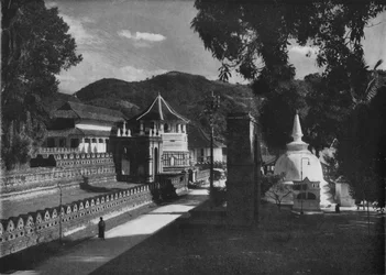 Templet for den hellige tand og Dagoba, Kandy, Ceylon, c1890, 1910