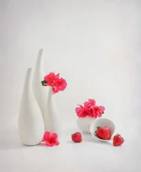 Friske jordbær og lyserøde blomster