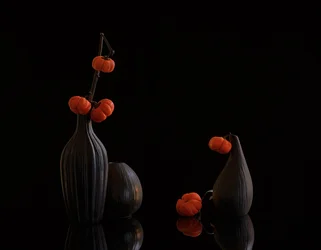 Orange græskar, mørke vaser