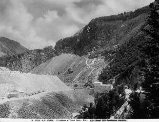 Monte Freddone på Iacco-strækningen i Apuane-alperne i Arni (LU) med marmorbruddene (s/h-foto)