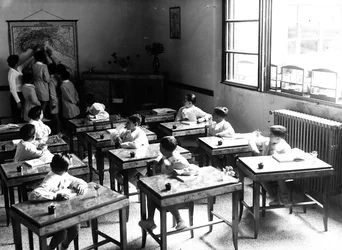 Villa Rosa Maltoni Mussolini: drenge i et klasseværelse (s/h-billede)