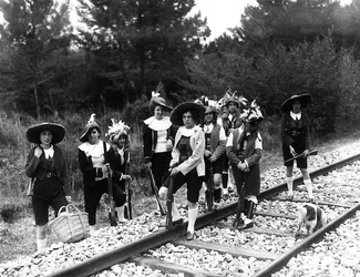 Villa Rosa Maltoni Mussolini: gruppe af teenagere poserer på jernbanespor iført traditionelle friuliske kostumer (s/h foto)