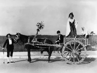 Villa Rosa Maltoni Mussolini: portræt af en gruppe unge, der bærer traditionelle sicilianske kostumer, poserer på en typisk vogn i regionen (s/h foto)