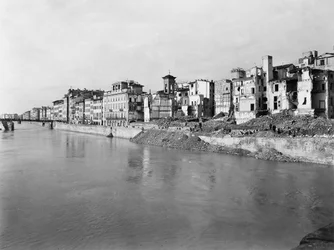 Anden Verdenskrig: murbrokkerne langs Arno-floden i Firenze, efter bombningen. Dette fotografi, tidligere en del af Brogi Collection, tilhører nu Alinari Collection (s/h foto)