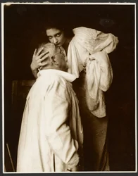 [Alphonse Mucha i kostume med datteren Jaroslava som model for plakaten, "De Forest Phonofilm", den første "talefilm", der blev vist i Bio Adria-biografen (Prag), Zbiroh, Bøhmen].