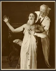[Alphonse Mucha i kostume med datteren Jaroslava som model for plakaten, "De Forest Phonofilm", den første "talefilm", der blev vist i Bio Adria-biografen (Prag), Zbiroh, Bøhmen].