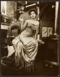 [Kvindelig model, der holder en gren af laurbær, Paris].
