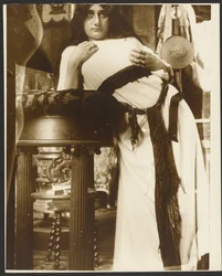 [Kvindelig model til illustration af Emil Gebharts "Cloches de Noël et de Pâques", Paris].