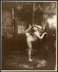 [Nøgen kvindelig model som ballerina, Paris].