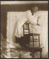 [Selvportræt af Alphonse Mucha, der poserer som "Jan Jus" til sit billede "Master John Juss Preaching in the Bethlehem Chapel" (1916) fra "Epic of the Slavs Cycle, Zbiroh, Bohemia"].