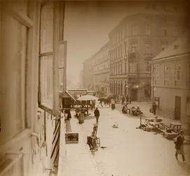 [Udsigt fra vinduet i Muchas lejlighed, nær Amalienstrasse, München].