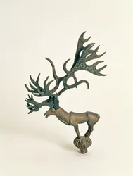 Terminal, der forestiller en hjort, fra Pazyryk Gravhøje, 5. århundrede f.Kr. (læder og træ)