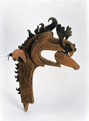 Terminal, der forestiller en griffin, der holder en hjort i næbbet, fra Pazyryk-gravhøjene, 5. århundrede f.Kr. (læder og træ)