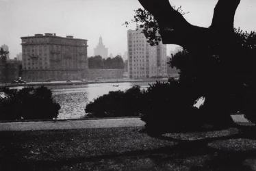 Californien: Oakland, Lake Merritt, i hjertet af byen, omgivet af flotte bygninger og mange smukke hjem (s/h foto)