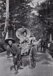 Japanske piger i jinrikshas (s/h-billede)