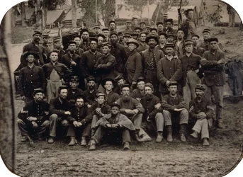 Et komplet selskab af blåfrakker i vinterkvarterer, ca. 1861-1865