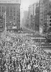 En amerikansk division paraderer gennem New York på vej til træningslejr inden tjeneste i Frankrig