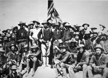En triumferende Theodore Roosevelt med sine "Rough Riders" på San Juan Hill, Cuba