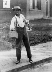Afroamerikansk skopudsningsdreng, ca. 1899 (s/h-billede)