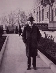 Andrew Carnegie uden for sit palæ på Fifth Avenue, New York