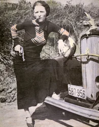 Bonnie Parker poserer „hårdt“ med en pistol og en cigar, ca. 1934