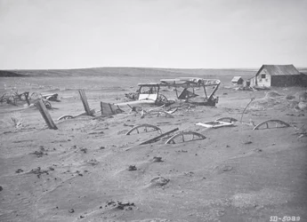 Bil- og landbrugsmaskiner begravet af støv og sand, Dallas, South Dakota