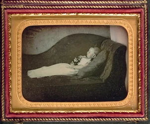 Dødt barn på en sofa, ca. 1855