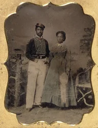 Fireman and Bride, ca. 1860 (kvartplade tintype, håndfarvet med forgyldte highlights, læder)