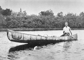 Franklin D. Roosevelt (1882-1945) padler en birkekano på Campobello Island, New Brunswick