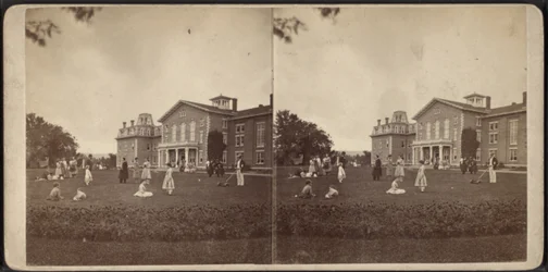 Forsiden af palæet og græsplænen, Oneida Community, New York State, ca. 1870