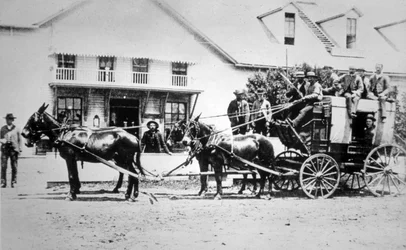 Fuldt lastet diligence fra det gamle vesten, ca. 1885 (s/h-fotografi)
