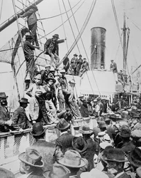Håbefulde prospektører forlader Vancouver under Klondike Gold Rush (1897-98) 1898 (s/h foto)