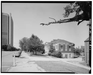 I sammenhæng, fra syd mod nord, langs Luckie Street. - Clark Howell Homes, Anne Wallace Branch Carnegie Library, 538 Luckie Street, Atlanta, Fulton County, GA (s/h-billede)