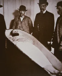 Jesse James i sin kiste efter at være blevet skudt og dræbt i 1882 (s/h foto)
