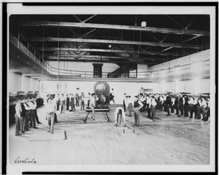 Mandlige indianske elever i idrætstime, Carlisle Indian School, Pennsylvania, ca. 1901-03