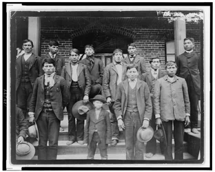 Indfødte amerikanske mænd og en dreng poserede uden for Carlisle Indian School, Pennsylvania, ca. 1890 (s/h-foto)
