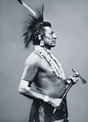 Osage Tribe Warrior med tomahawk-pibe, ca. 1875 (s/h-foto)